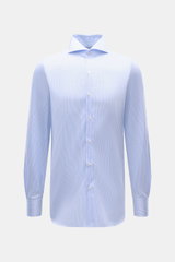 Finamore Business-Hemd 'Sergio Napoli' hellblau/weiß gestreift, Haifisch-Kragen, Regular Fit, glatter Giza-Twill, klassische Manschetten, frontal fotografiert.