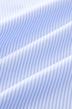 Finamore Business-Hemd 'Sergio Napoli' Haifisch-Kragen hellblau/weiß gestreift, Nahaufnahme des edlen Twill-Gewebes aus Giza-Baumwolle, glatter Griff.
