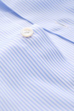 Finamore Business-Hemd 'Sergio Napoli' hellblau/weiß gestreift, Detailaufnahme von Knopf und Twill-Gewebe aus ägyptischer Giza-45-Baumwolle.