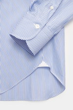 Close-up side view of Finamore Business Shirt 'Sergio Napoli' Shark Collar blue/white striped cuff and rounded hemline, made from pure Giza cotton with a smooth touch, Regular Fit, extra-long sleeves, French placket, and classic sport cuff.