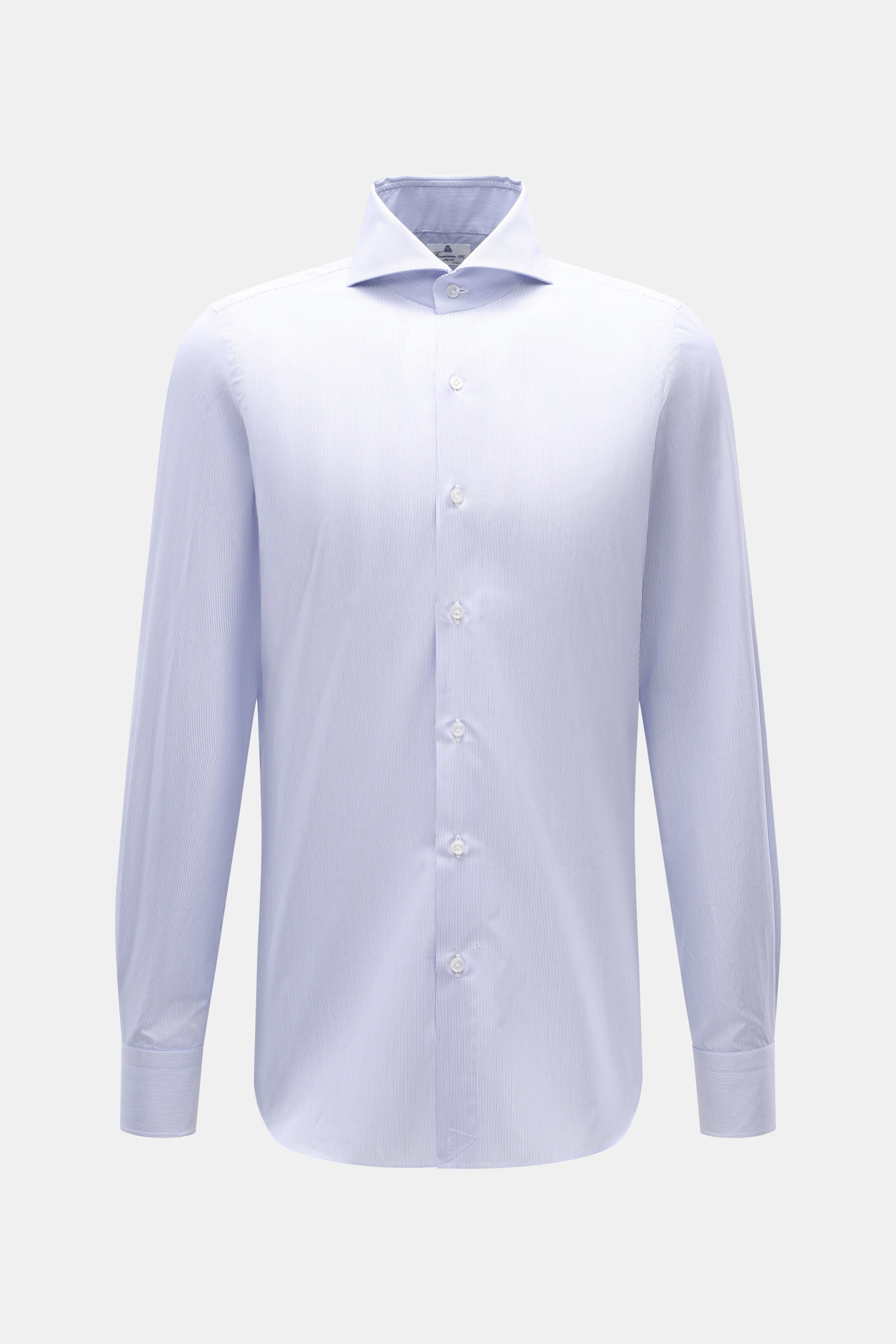 Finamore Business Hemd 'Sergio Napoli' Haifisch-Kragen blau/weiß gestreift, Slim Fit, reine Baumwolle, kühler Griff, Perlmuttknöpfe, Sportmanschette, gerundeter Saum, extralange Ärmel, frontal fotografiert.