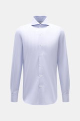 Finamore Business Hemd 'Sergio Napoli' Haifisch-Kragen blau/weiß gestreift, Slim Fit, reine Baumwolle, kühler Griff, Perlmuttknöpfe, Sportmanschette, gerundeter Saum, extralange Ärmel, frontal fotografiert.