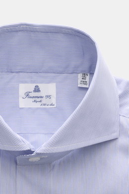 Finamore Business Hemd 'Sergio Napoli' Haifisch-Kragen blau/weiß gestreift, Detailansicht von oben, reine Baumwolle, Slim Fit, kühler glatter Griff, französische Knopfleiste, extralange Ärmel, klassische Sportmanschette, gerundeter Saumverlauf.