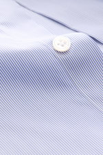 Finamore Business Hemd 'Sergio Napoli' Haifisch-Kragen blau/weiß gestreift aus reiner Baumwolle, Slim Fit, Nahaufnahme Knopf, kühler, glatter Griff.