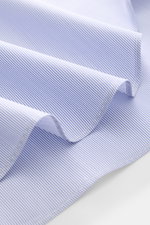 Finamore Business Hemd 'Sergio Napoli' Haifisch-Kragen blau/weiß gestreift aus reiner Baumwolle, Slim Fit, kühler, glatter Griff, Nahaufnahme von extralangen Ärmeln mit französischer Knopfleiste, klassischer Sportmanschette und gerundetem Saumverlauf.