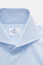 Close-up front view of the Finamore Business Shirt 'Sergio Napoli' Shark Collar Light Blue/White Checkered, showcasing the shark collar and fine poplin fabric.

<p>Stylish in the office: The 'Sergio Napoli' shirt by FINAMORE impresses with fine poplin mad