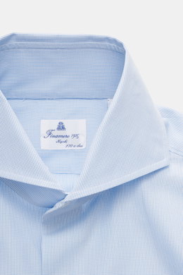 Close-up front view of the Finamore Business Shirt 'Sergio Napoli' Shark Collar Light Blue/White Checkered, showcasing the shark collar and fine poplin fabric.

<p>Stylish in the office: The 'Sergio Napoli' shirt by FINAMORE impresses with fine poplin mad