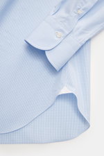 Close-up view of the sleeve and rounded hem of the Finamore Business Shirt 'Sergio Napoli' Shark Collar Light Blue/White Checkered, made of smooth pure cotton poplin. Stylish in the office: The 'Sergio Napoli' shirt by FINAMORE impresses with fine poplin 