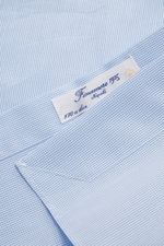 Close-up front view of the Finamore Business Shirt 'Sergio Napoli' Shark Collar Light Blue/White Checkered showing label and fine cotton poplin texture.

Description: <p>Stylish in the office: The 'Sergio Napoli' shirt by FINAMORE impresses with fine popl