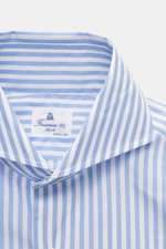 Close-up front view of Finamore Business Shirt 'Sergio Napoli' Shark Collar Light Blue/White Striped, highlighting collar and label.

<p>Stylish in the office: The 'Sergio Napoli' shirt by FINAMORE convinces with pure, high-quality Giza cotton and thus be