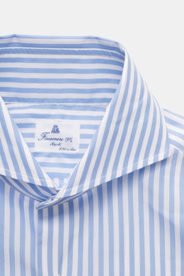 Close-up front view of Finamore Business Shirt 'Sergio Napoli' Shark Collar Light Blue/White Striped, highlighting collar and label.

<p>Stylish in the office: The 'Sergio Napoli' shirt by FINAMORE convinces with pure, high-quality Giza cotton and thus be