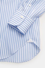 Close-up front view of the Finamore Business Shirt 'Sergio Napoli' Shark Collar Light Blue/White Striped showing the slim fit cuff and rounded hem in high-quality Giza cotton.  

<p>Stylish in the office: The 'Sergio Napoli' shirt by FINAMORE convinces wi