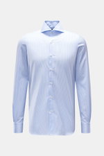 Finamore Business Hemd 'Sergio Napoli' Haifisch-Kragen hellblau/weiß gestreift, frontale Nahaufnahme, Twill Baumwolle, Regular Fit, extralange Ärmel, französische Knopfleiste.