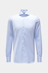 Finamore Business Hemd 'Sergio Napoli' Haifisch-Kragen hellblau/weiß gestreift, frontale Nahaufnahme, Twill Baumwolle, Regular Fit, extralange Ärmel, französische Knopfleiste.