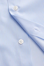 Finamore Business Hemd 'Sergio Napoli' Haifisch-Kragen hellblau/weiß gestreift, Nahaufnahme von Knöpfen, Twill-Baumwolle, Regular Fit, glatter Griff, extralange Ärmel.