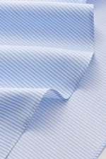 Finamore Business Hemd 'Sergio Napoli' Haifisch-Kragen hellblau/weiß gestreift, Detailaufnahme von oben, Twill Baumwolle, weicher Griff, feine Streifen.
