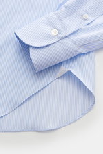 Finamore Business Hemd 'Sergio Napoli' Haifisch-Kragen hellblau/weiß gestreift, Twill, weicher Griff, extralange Ärmel, Sportmanschette, Detailansicht Ärmel und Saum.