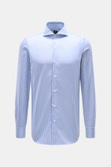 Finamore Business-Hemd 'Sergio Napoli' Haifisch-Kragen blau/weiß gestreift, Slim Fit, Gabardine aus Baumwolle, Frontansicht mit klassischer Sportmanschette.