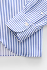 Finamore Business-Hemd 'Sergio Napoli' Haifisch-Kragen blau/weiß gestreift, Nahaufnahme von extralangem Ärmel, glattem Gabardine aus reiner Baumwolle.