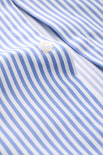 Finamore Business-Hemd 'Sergio Napoli' Haifisch-Kragen blau/weiß gestreift, Nahaufnahme der glatten Gabardine-Baumwolle mit Knopf, Slim Fit, extralange Ärmel, französische Knopfleiste, klassische Sportmanschette, gerundeter Saum, fotografiert aus schräger