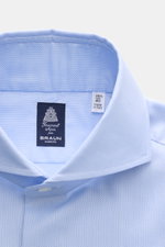 Finamore Oxford-Hemd 'Sergio Napoli' Haifisch-Kragen hellblau, Detailaufnahme von oben, Oxford-Baumwolle, weicher Griff, Slim Fit, französische Knopfleiste.