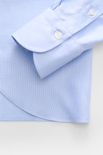 Finamore Oxford-Hemd 'Sergio Napoli' Haifisch-Kragen hellblau, Nahaufnahme von Manschette, gerundetem Saum, feinem Oxford-Gewebe mit leichtem Glanz.