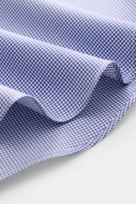Nahaufnahme des Micro-Hahnentritt Webmusters des Finamore Business-Hemd 'Sergio Napoli' Haifisch-Kragen navy/weiß gemustert aus reiner Baumwolle.