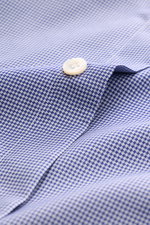 Nahaufnahme des Knopfbereichs des Finamore Business-Hemd 'Sergio Napoli' Haifisch-Kragen navy/weiß gemustert mit Micro-Hahnentritt aus reiner Baumwolle.