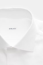 Fray Business Hemd Haifisch-Kragen 'Nello' weiß, Nahaufnahme des Kragens und Labels, Gabardine aus reiner Baumwolle, Slim Fit, weicher Griff, Sportmanschette, leicht gerundeter Saum.
