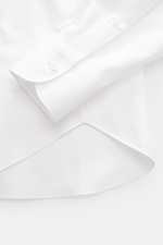 Fray Business Hemd Haifisch-Kragen 'Nello' weiß, Detailaufnahme der klassisch-sportlichen Manschette und leicht gerundeter Saum, Gabardine Baumwolle.