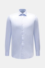 Front view of Fray Business Shirt Shark Collar 'Nello' pastel blue, made of pure cotton gabardine, slim fit with soft touch, shark collar, sport cuff, and rounded hem.