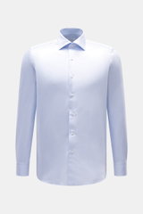 Front view of Fray Business Shirt Shark Collar 'Nello' pastel blue, made of pure cotton gabardine, slim fit with soft touch, shark collar, sport cuff, and rounded hem.
