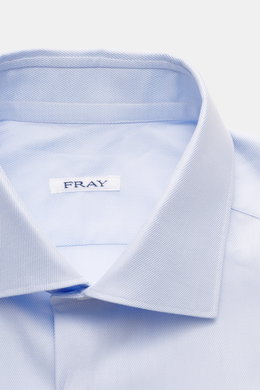 Close-up front view of Fray Business Shirt Shark Collar 'Nello' pastel blue, made of pure cotton gabardine, soft touch, slim fit, shark collar.