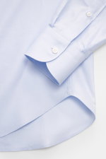 Fray Business Shirt Shark Collar 'Nello' pastel blue shown from above, highlighting slim fit, pure cotton gabardine, soft touch, sport cuff, and rounded hem.