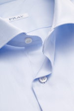 Fray Business Shirt Shark Collar 'Nello' pastel blue shown close-up from above, highlighting pure cotton gabardine, soft touch, slim fit, shark collar, sport cuff, and rounded hem.