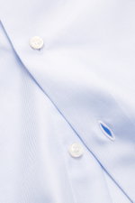 Close-up front view of Fray Business Shirt Shark Collar 'Nello' pastel blue, showing cotton gabardine fabric with button, soft touch, slim fit.