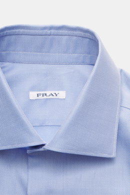 Fray Business Shirt Shark Collar 'Nello' light blue shown close-up from front top angle, made of pure cotton gabardine with soft touch, slim fit, shark collar, classic sport cuff, and slightly rounded hem.