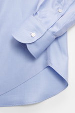 Close-up from above of the Fray Business Shirt Shark Collar 'Nello' light blue cuff and hem, made of pure cotton gabardine with soft touch, slim fit, shark collar, classic sport cuff, and slightly rounded hem.