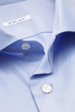 Close-up front view of the Fray Business Shirt Shark Collar 'Nello' light blue, showing fine gabardine cotton fabric, slim fit, soft touch, and classic sport cuff.