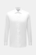 Frontal fotografiertes Fray Hemd Haifisch-Kragen 'Nello' weiß, Slim Fit, reine Baumwolle, leicht griffig, Sportmanschette, gerundeter Saum.