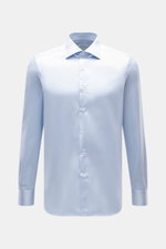 Frontal fotografiertes Fray Hemd Haifisch-Kragen 'Nello' hellblau aus reiner Baumwolle, Slim Fit, Sportmanschette, gerundeter Saum.