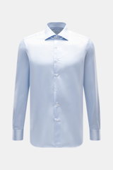Frontal fotografiertes Fray Hemd Haifisch-Kragen 'Nello' hellblau aus reiner Baumwolle, Slim Fit, Sportmanschette, gerundeter Saum.