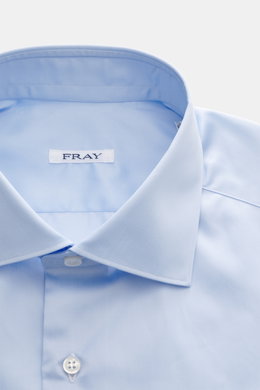Nahaufnahme des Fray Hemd Haifisch-Kragen 'Nello' hellblau von oben, Slim Fit, reine Baumwolle, klassischer Sportmanschette, leicht gerundeter Saum.