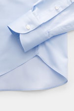 Fray Hemd Haifisch-Kragen 'Nello' hellblau aus reiner Baumwolle, Slim Fit, Sportmanschette, Saumverlauf, Detailaufnahme Ärmel liegend.