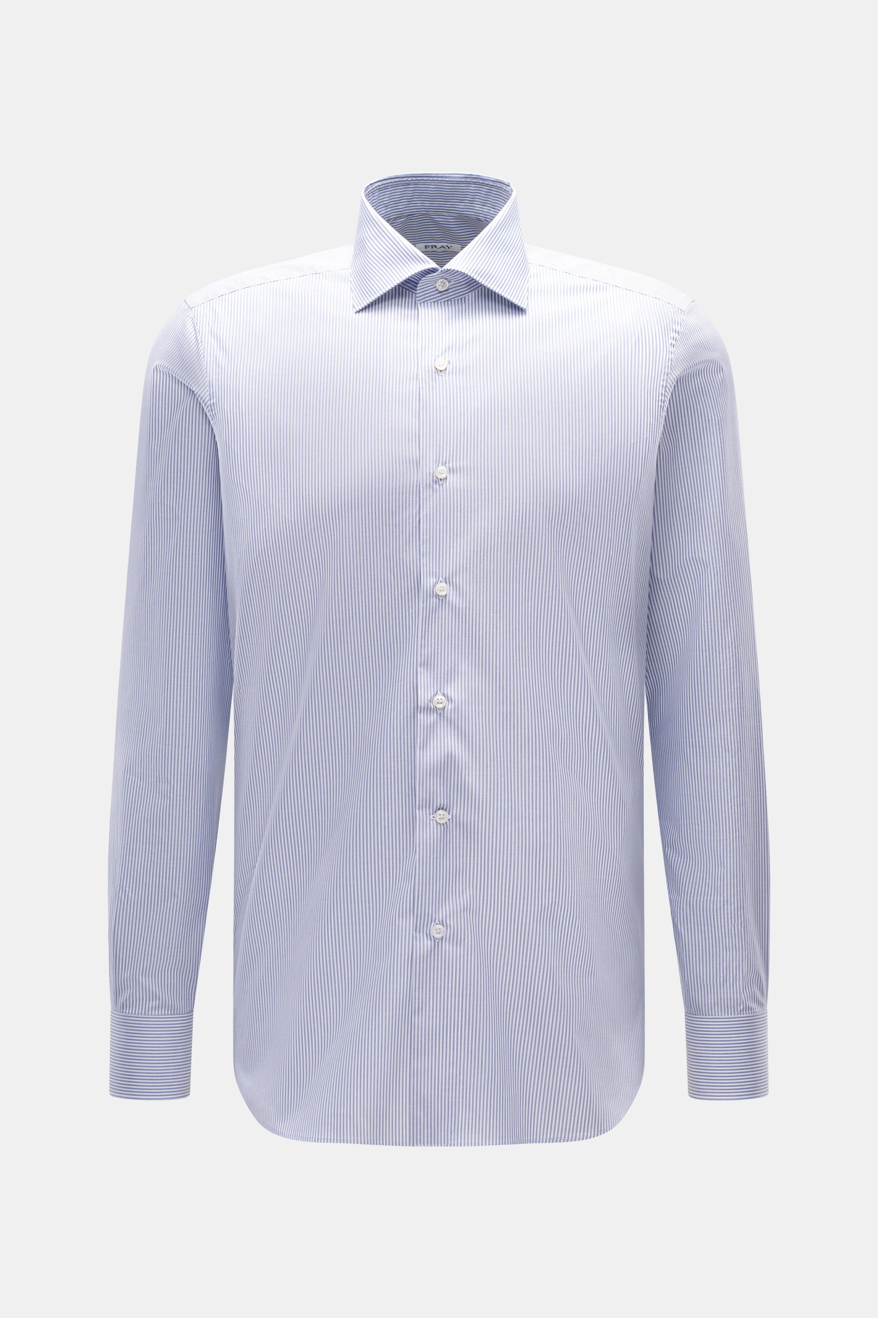 Frontal fotografiertes Fray Business Hemd Haifisch-Kragen 'Nello' graublau/weiß gestreift, reine Baumwolle, glatter Griff, Slim Fit, klassische Sportmanschette, leicht gerundeter Saum.
