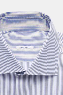 Fray Business Shirt Shark Collar 'Nello' grey-blue/white striped, close-up from front top view, showing pure cotton, smooth touch, classic stripe pattern, Slim Fit, shark collar, classic sport cuff, slightly rounded hem.