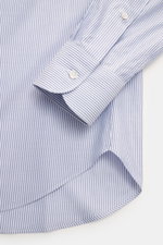 Close-up front view of Fray Business Shirt Shark Collar 'Nello' grey-blue/white striped showing pure cotton fabric, smooth touch, classic stripe pattern, Slim Fit, shark collar, classic sport cuff, and slightly rounded hem.