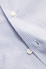 Fray Business Shirt Shark Collar 'Nello' grey-blue/white striped close-up from above, showing pure cotton, smooth touch, classic stripe pattern, Slim Fit, shark collar, classic sport cuff, slightly rounded hem.