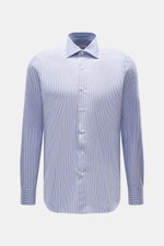 Frontal fotografiertes Fray Business Hemd Haifisch-Kragen "Nello" graublau/weiß gestreift, reine Baumwolle, glatter Griff, Slim Fit, klassische Sportmanschette, leicht gerundeter Saumverlauf.