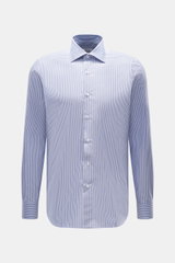 Frontal fotografiertes Fray Business Hemd Haifisch-Kragen "Nello" graublau/weiß gestreift, reine Baumwolle, glatter Griff, Slim Fit, klassische Sportmanschette, leicht gerundeter Saumverlauf.